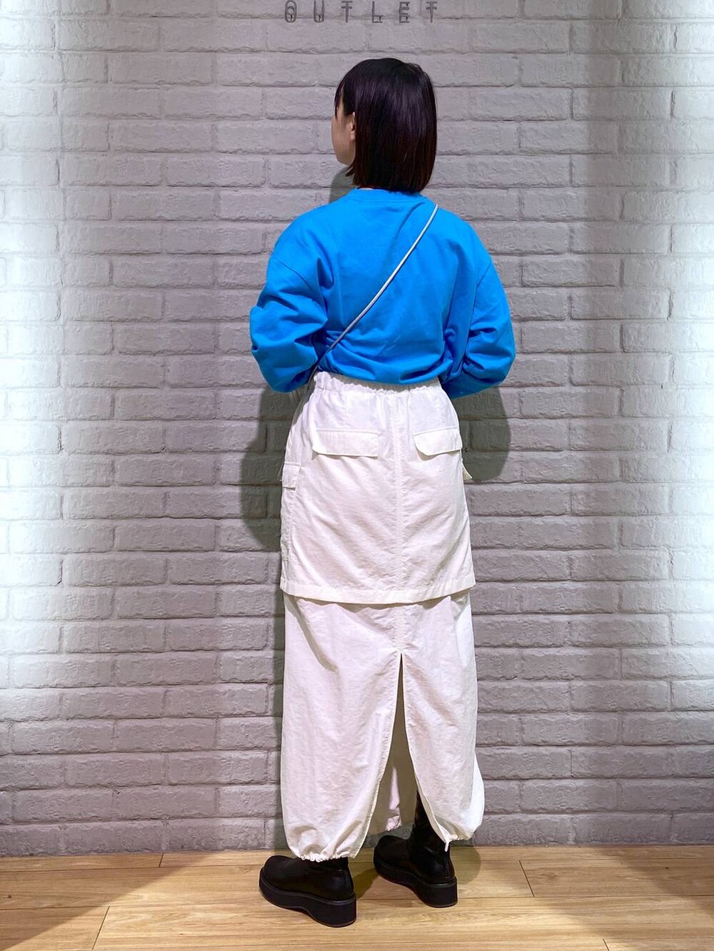 ブラック系のブーツ、シルバー系のショルダーバッグ、ブルー系のTシャツ/カットソーを着用したレディースの秋コーディネートの3枚目の写真