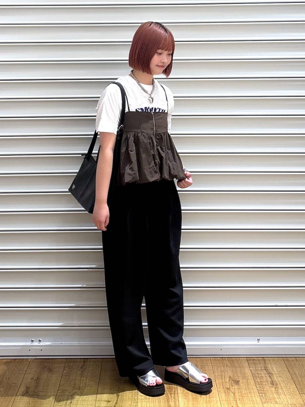 「カジュアル、体型カバー、着痩せ・細見え、デート/ロマンティック、夏コーデ、ローリーズスタイル_LOWRYS FARM、Tシャツ、スウェット、ロングスカート、LOWRYS FARM、サンダル、ブラウス」|「LOWRYS FARMのカンドウフィットクロスサンダル 283658(サンダル、シルバー系)」を使った、まなみんさん(レディース・164cm)の夏コーディネートの2枚目の写真