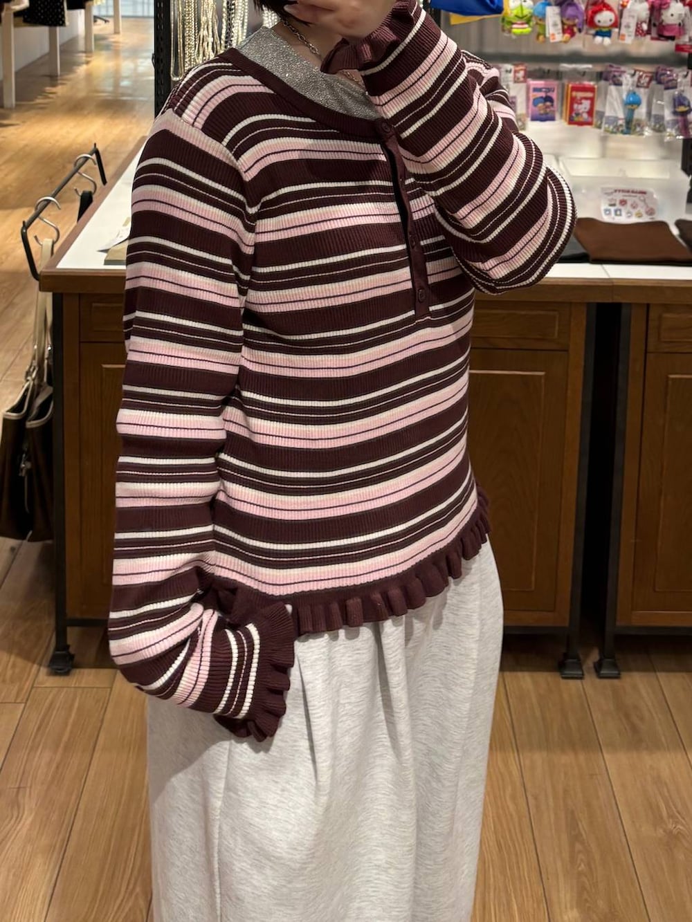 グレー系のスウェットパンツ、ブラウン系のニット/セーター、ホワイト系のTシャツ/カットソーを着用したレディースの冬コーディネートの2枚目の写真