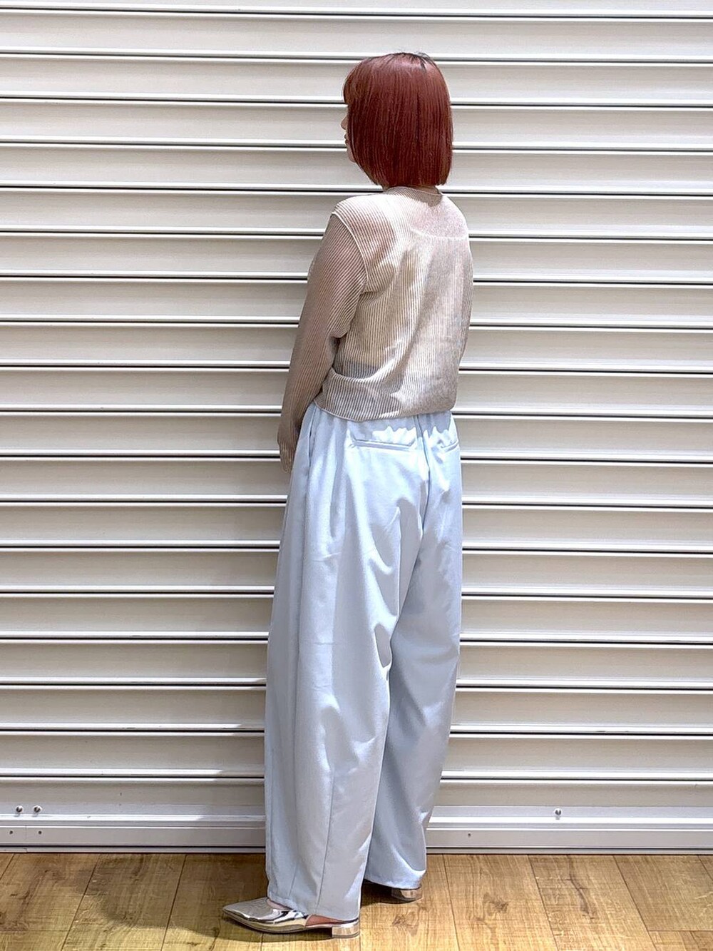 シルバー系のトートバッグ、シルバー系のパンプス、ホワイト系のタンクトップを着用したレディースの春コーディネートの3枚目の写真