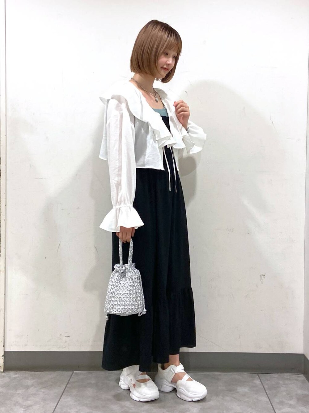 ホワイト系のサンダル、ブルー系のタンクトップ、ホワイト系のシャツ/ブラウスを着用したレディースの春コーディネートの2枚目の写真