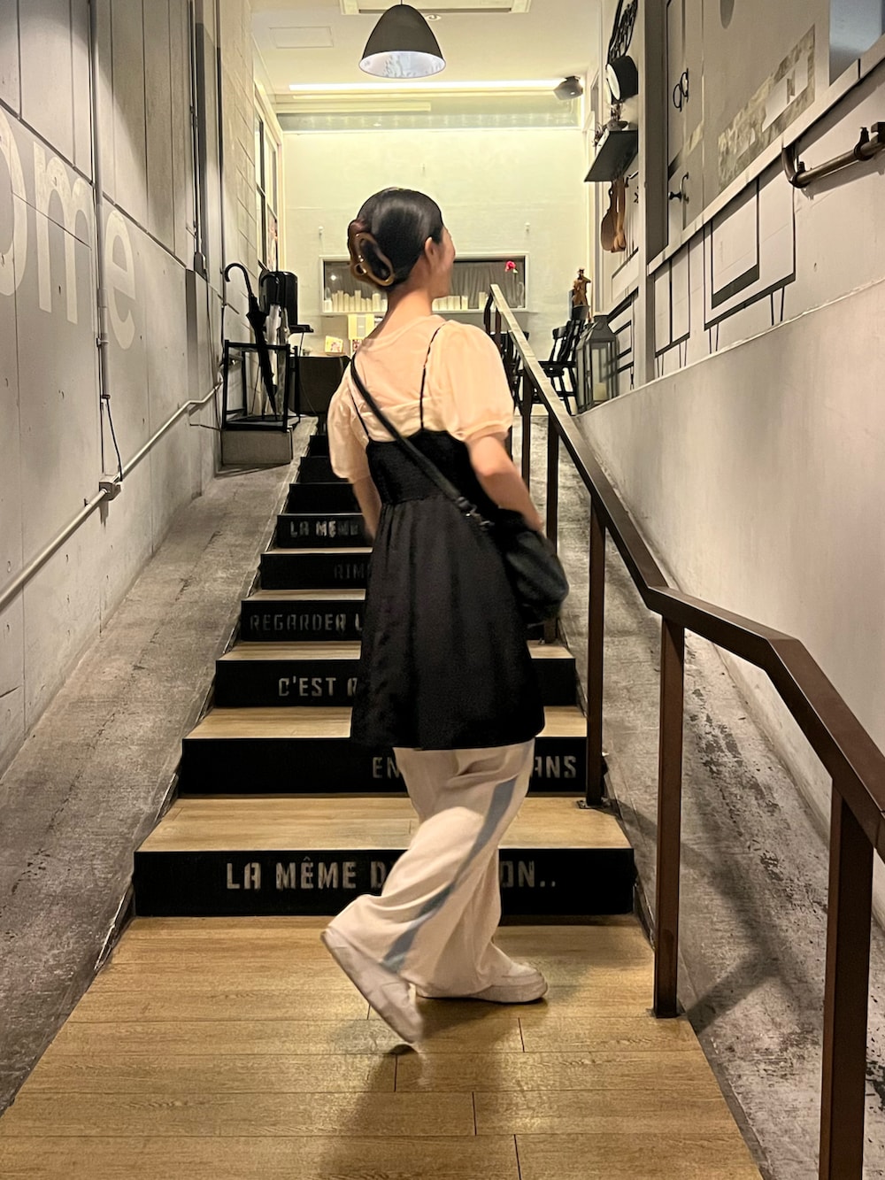 「パンツスタイル、休日スタイル、Kastane、レイヤードスタイル、シンプルスタイル、シンプルコーデ、夏コーデ、カジュアルコーデ、オトナカワイイ、シアートップス、ビスチェ、パンツ、スニーカー、ショルダーバッグ、ヘアアクセ」｜「Kastaneの【新色追加】キャミ付きチュールTee（Tシャツ/カットソー、ホワイト系）」を使った、ayakaさん（レディース・160cm）の秋コーディネートの2枚目の写真