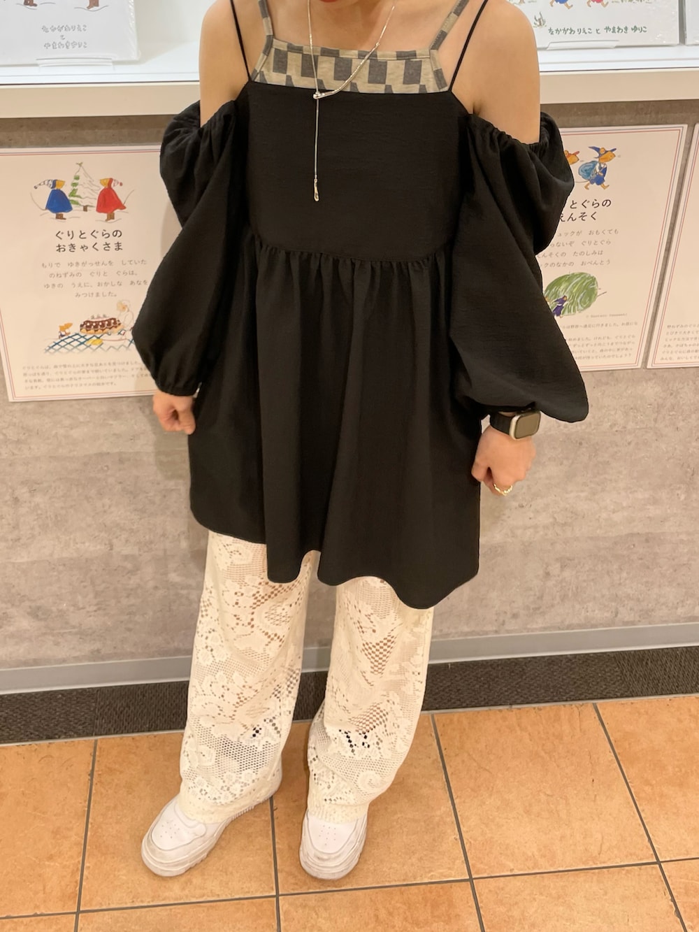 「ミニワンピ、おでかけコーデ、NIKE、Kastane、パンツスタイル、レース、ジャガード、インナー、シンプルコーデ、シンプル、モノトーンコーデ、モノトーン、スニーカー、ワンピース、パンツコーデ」｜「Kastaneの【サイズ展開あり/SET UP対応】レースパンツ（その他パンツ、ホワイト系）」を使った、ayakaさん（レディース・160cm）の秋コーディネートの2枚目の写真