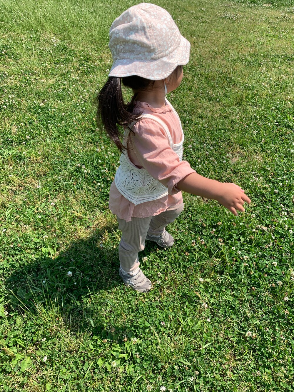 ホワイト系のニット/セーター、グレー系のスニーカー、ベージュ系のレギンス/スパッツを着用したキッズの春コーディネートの2枚目の写真