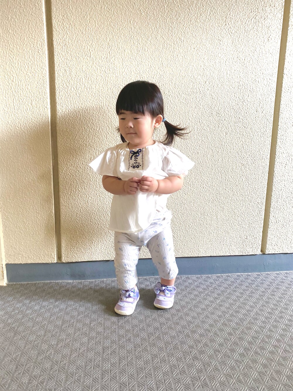 ホワイト系のシャツ/ブラウス、パープル系のサンダル、ブルー系のレギンス/スパッツを着用したキッズの春コーディネートの2枚目の写真