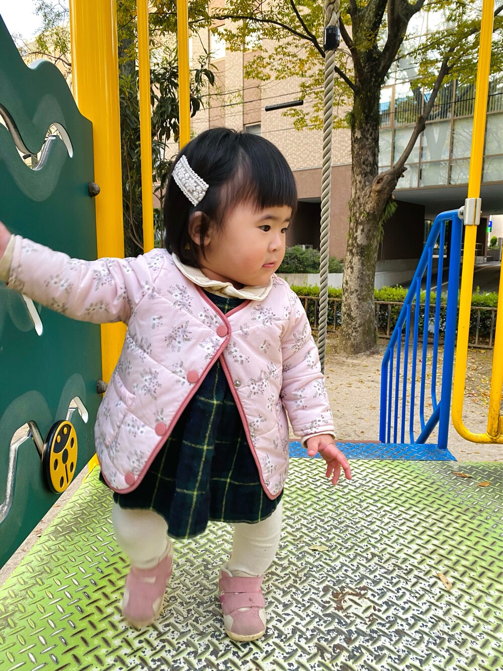 「ワンピース、花柄、レトロ、古着MIX、ミキハウス、秋コーデ、おんなのこ、チェック柄に恋してる」｜「MIKI HOUSEのアイテム（ワンピース、グリーン系）」を使った、yuyuさん（キッズ・70cm）の秋コーディネートの3枚目の写真