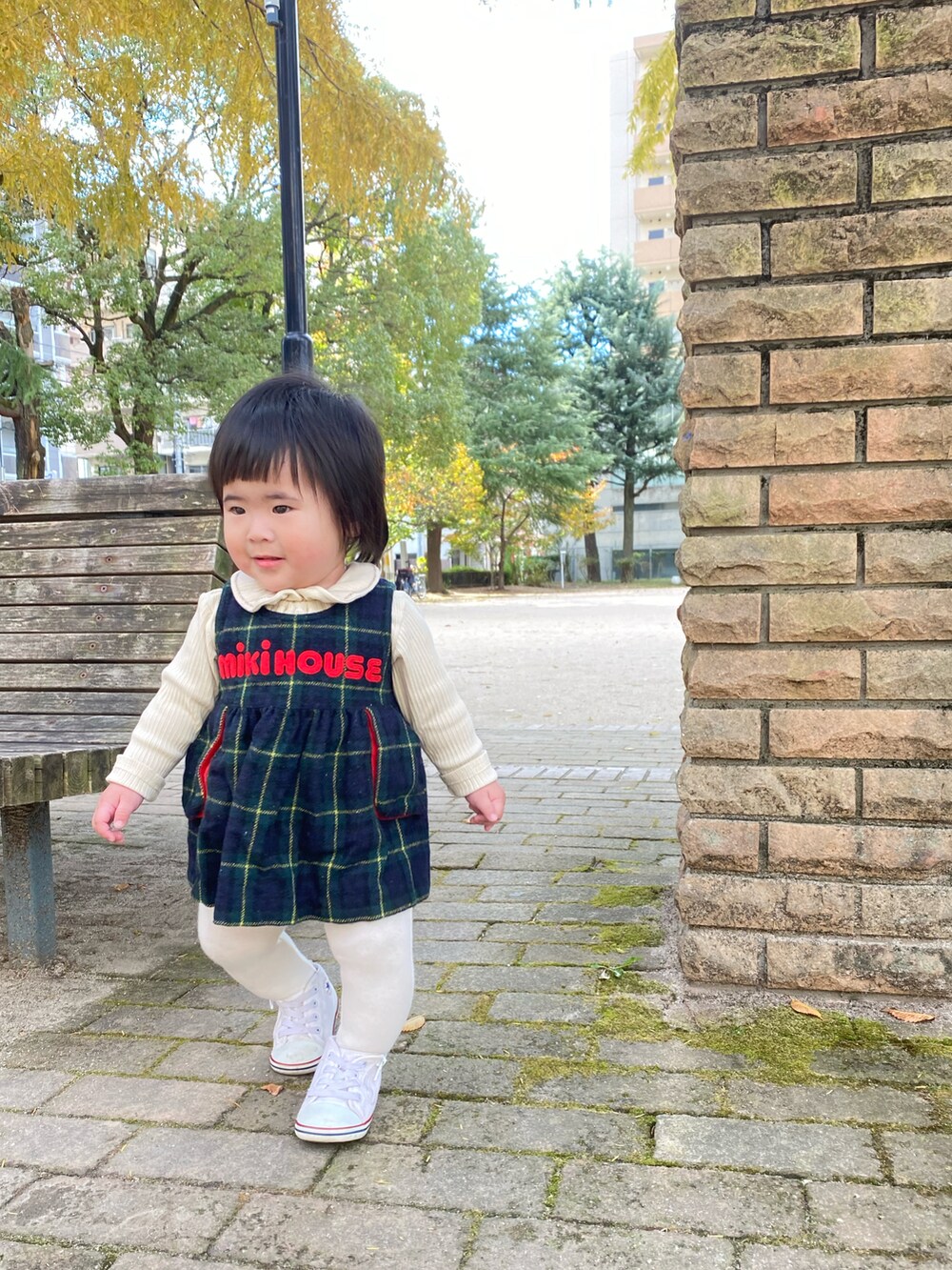 「ワンピース、花柄、レトロ、古着MIX、ミキハウス、秋コーデ、おんなのこ、チェック柄に恋してる」｜「MIKI HOUSEのアイテム（ワンピース、グリーン系）」を使った、yuyuさん（キッズ・70cm）の秋コーディネートの2枚目の写真