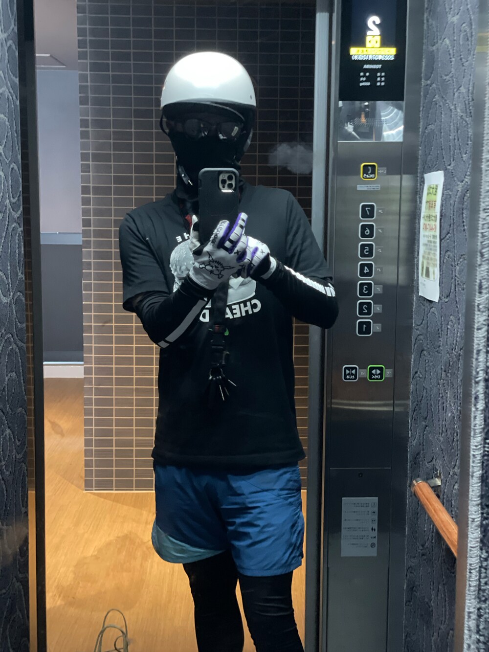 ブラック系のTシャツ/カットソー、ブルー系のその他パンツ、シルバー系のスニーカーを着用したメンズの夏コーディネートの2枚目の写真