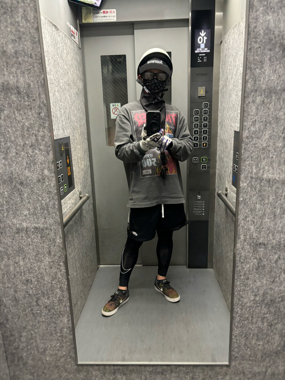 グレー系のTシャツ/カットソー、ブラック系のキャップを着用したメンズの春コーディネートの2枚目の写真