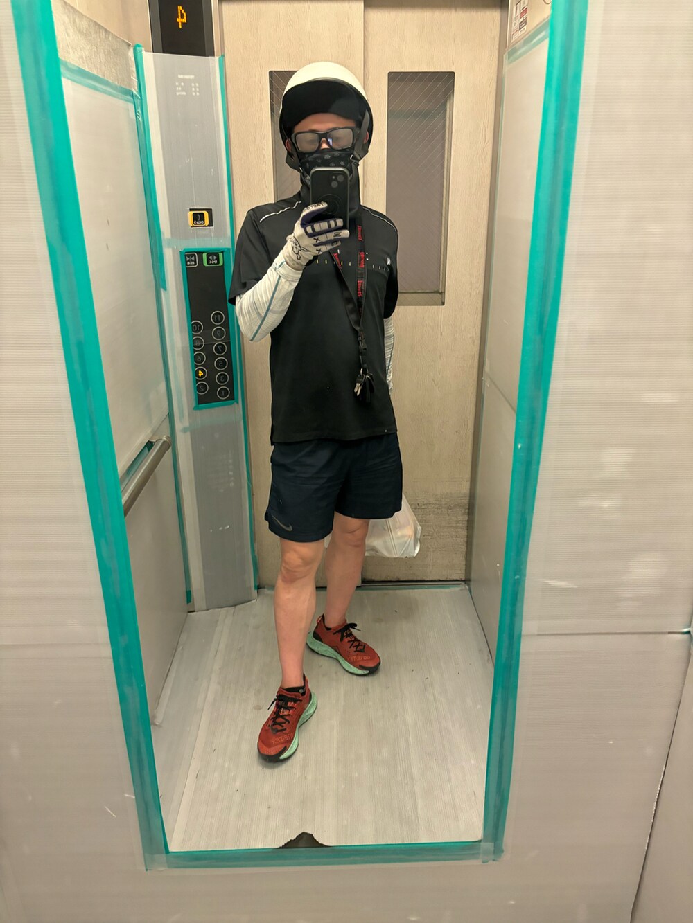 オレンジ系のスニーカーを着用したメンズの夏コーディネートの3枚目の写真
