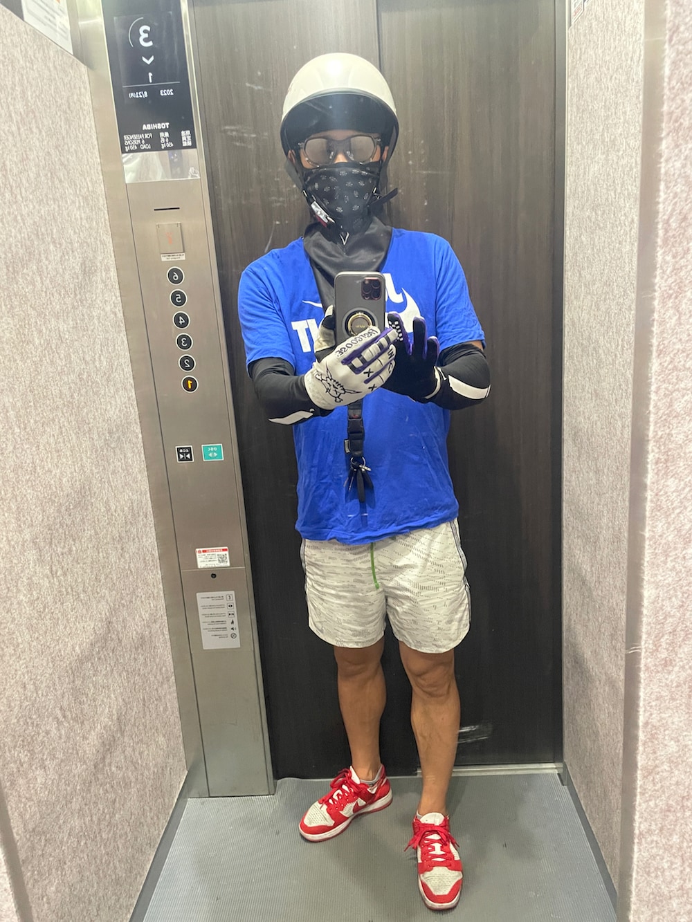 ベージュ系のその他パンツ、レッド系のスニーカー、ホワイト系のサングラスを着用したメンズの夏コーディネートの2枚目の写真