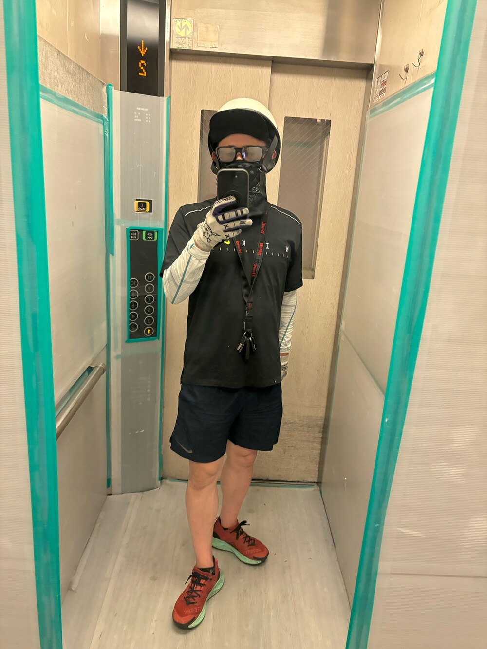 オレンジ系のスニーカーを着用したメンズの夏コーディネートの2枚目の写真