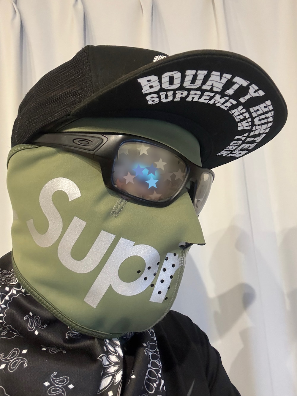 グリーン系のマスクを着用したメンズの冬コーディネートの3枚目の写真