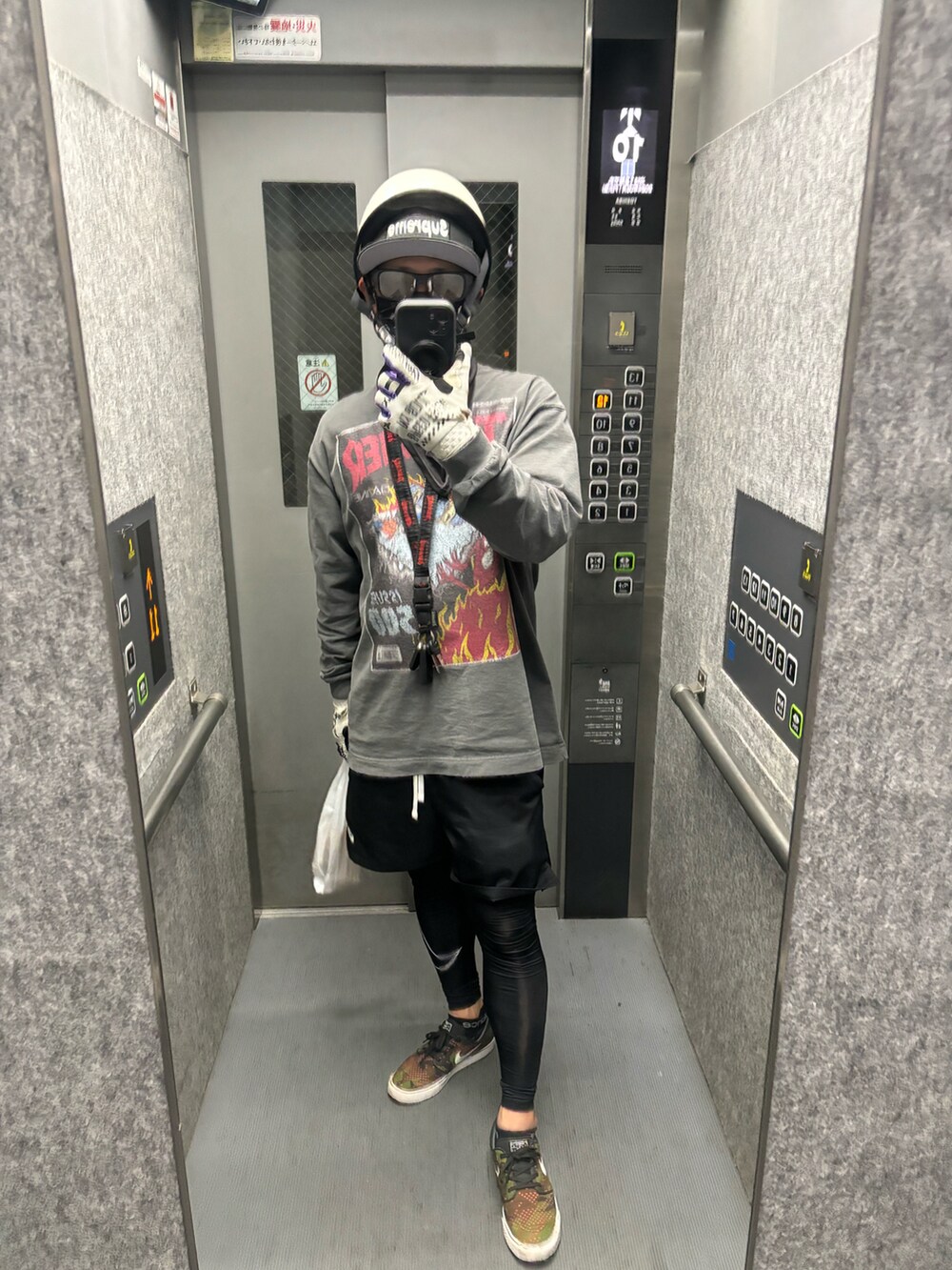 グレー系のTシャツ/カットソー、ブラック系のキャップを着用したメンズの春コーディネートの4枚目の写真