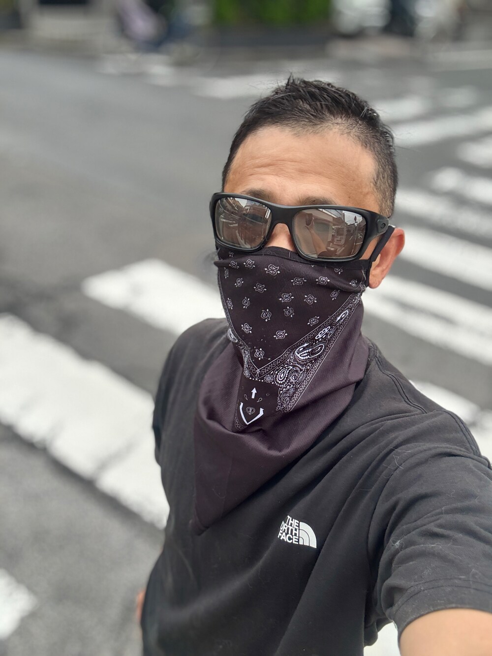 ブラック系のTシャツ/カットソー、ブラック系のサングラスを着用したメンズの夏コーディネートの3枚目の写真