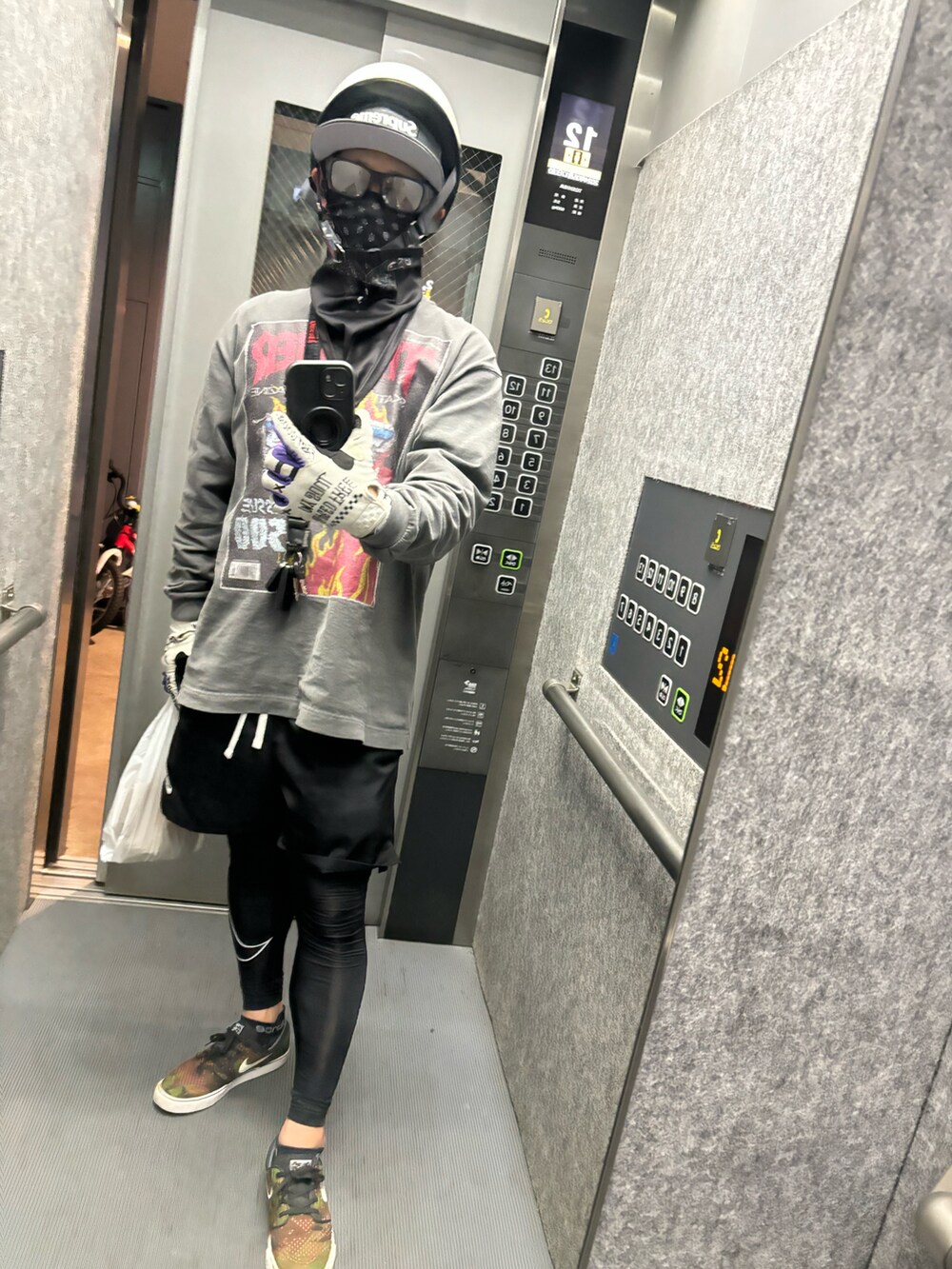 グレー系のTシャツ/カットソー、ブラック系のキャップを着用したメンズの春コーディネートの3枚目の写真