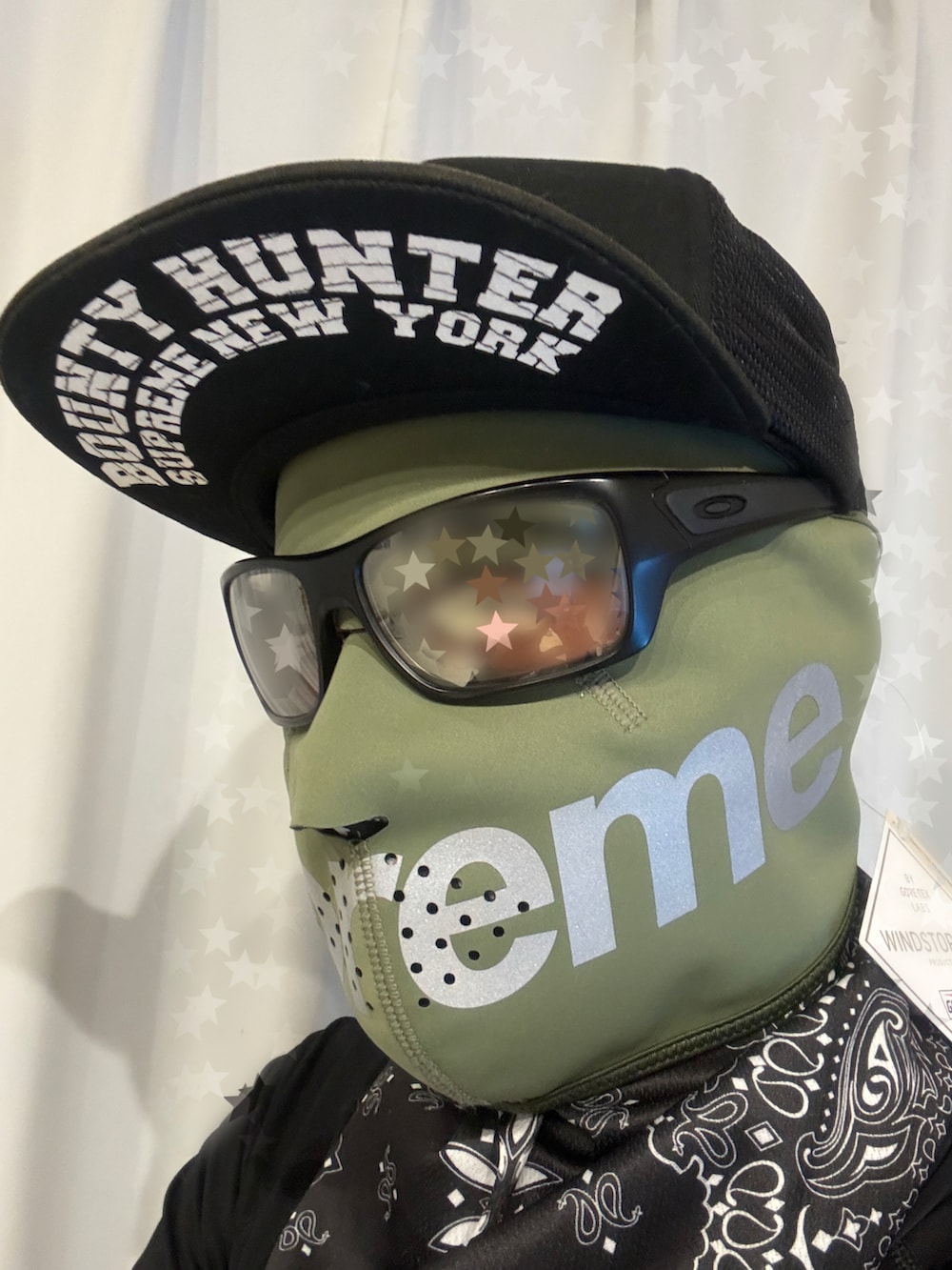 グリーン系のマスクを着用したメンズの冬コーディネートの2枚目の写真