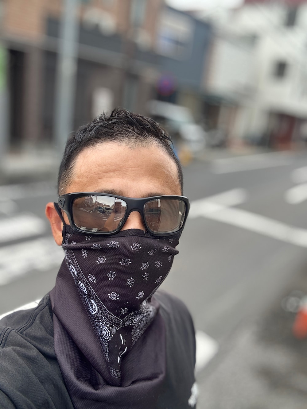 ブラック系のTシャツ/カットソー、ブラック系のサングラスを着用したメンズの夏コーディネートの2枚目の写真