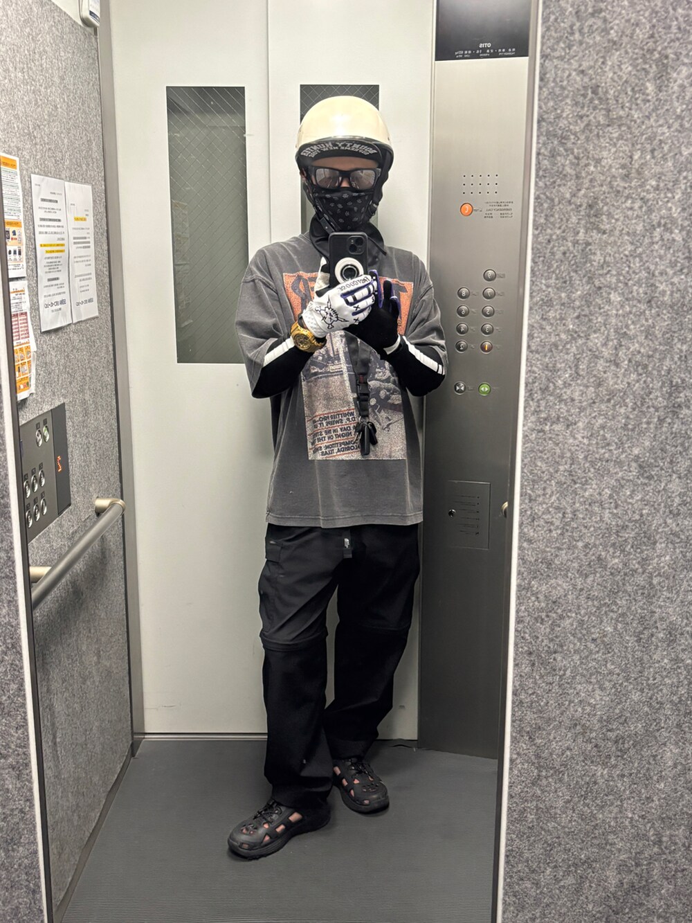 グレー系のTシャツ/カットソー、ブラック系のキャップを着用したメンズの夏コーディネートの2枚目の写真