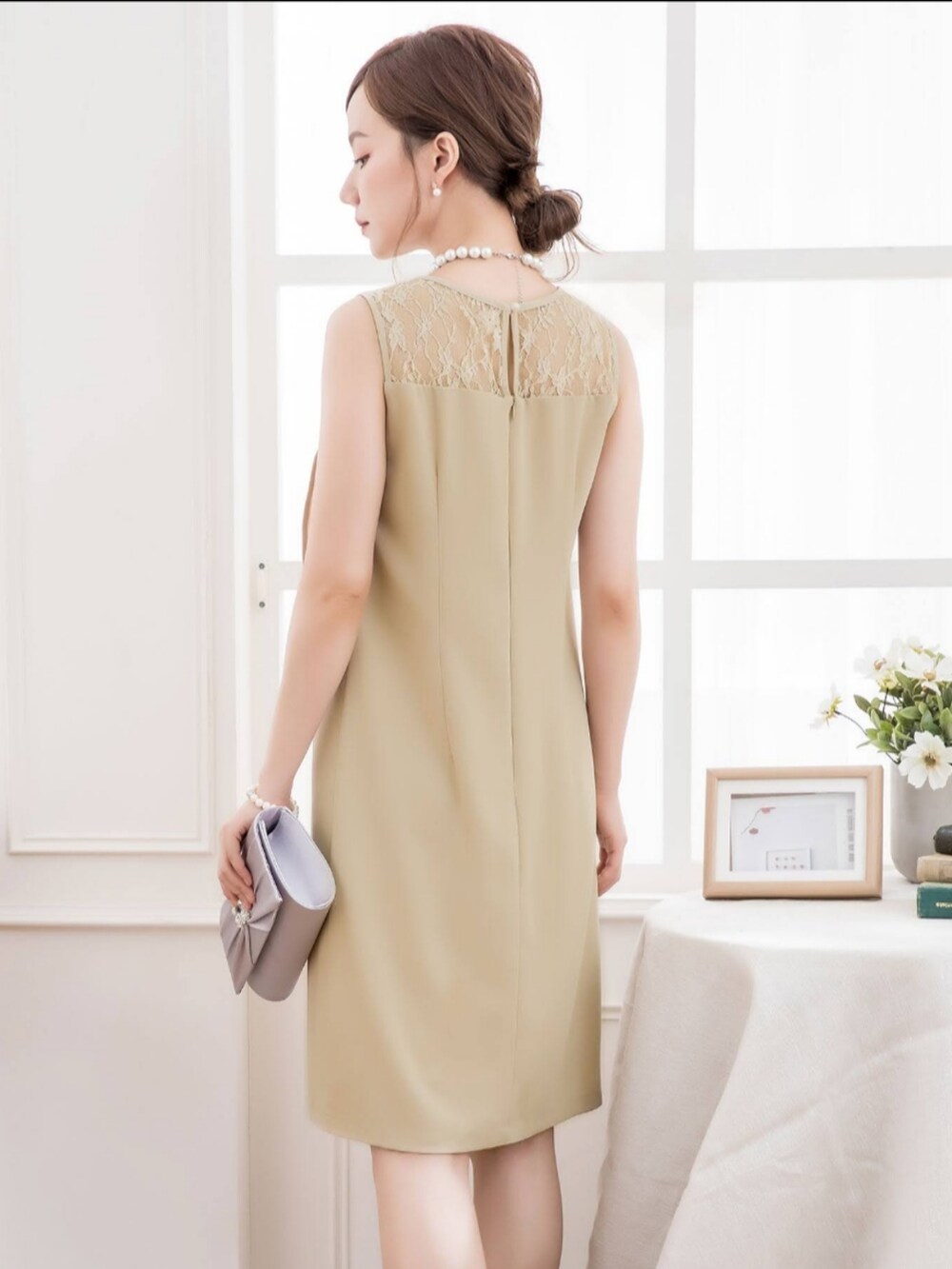 ベージュ系のドレスを着用したレディースの夏コーディネートの4枚目の写真