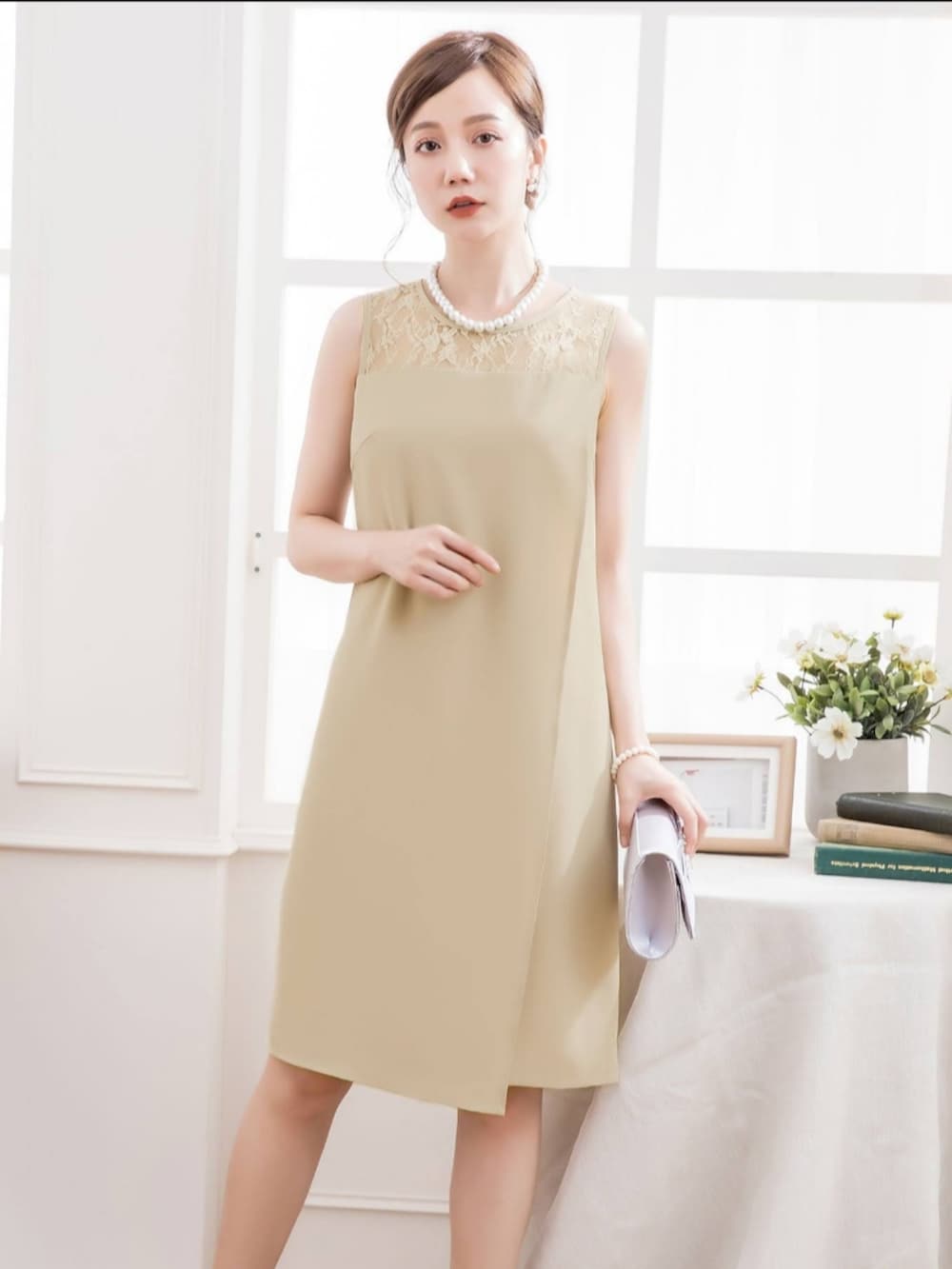 ベージュ系のドレスを着用したレディースの夏コーディネートの3枚目の写真