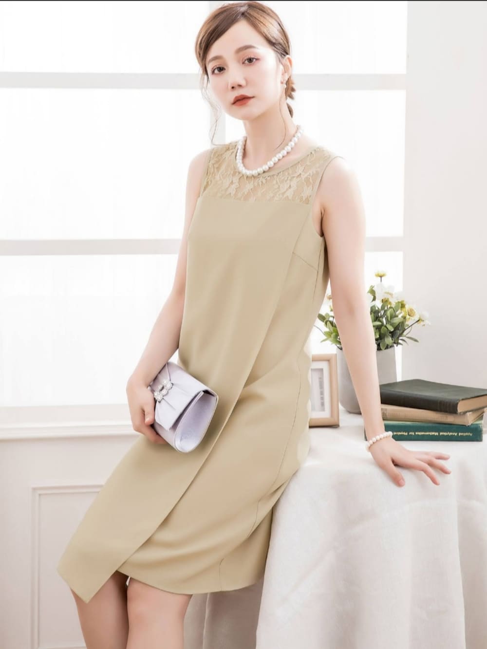 ベージュ系のドレスを着用したレディースの夏コーディネートの5枚目の写真