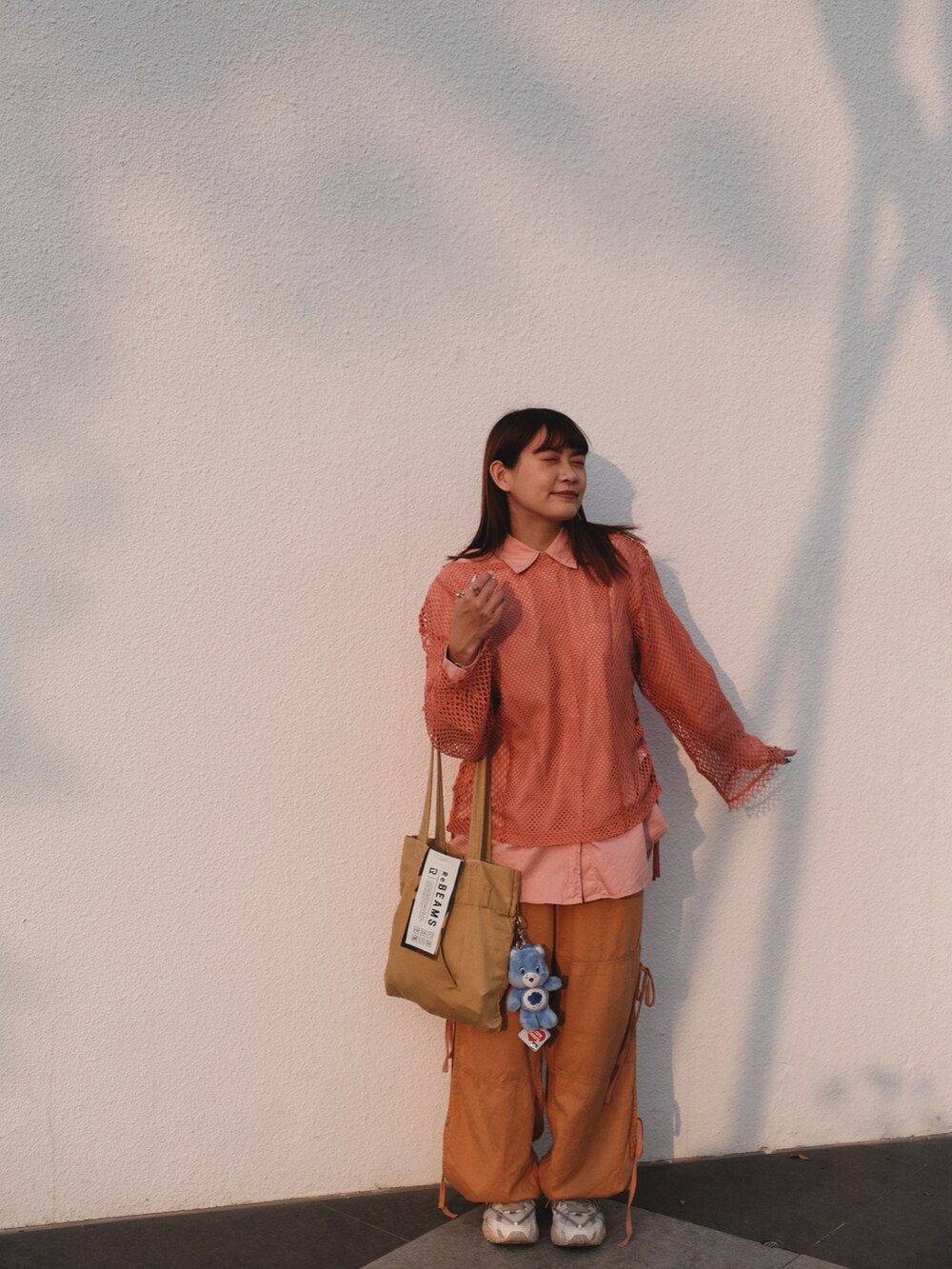 「UNIQLO、moussy、niko and ...、asics、BEAMS」｜「niko and...のアイテム（チノパンツ、オレンジ系）」を使った、Hsuanさん（レディース・157cm）の春コーディネートの3枚目の写真