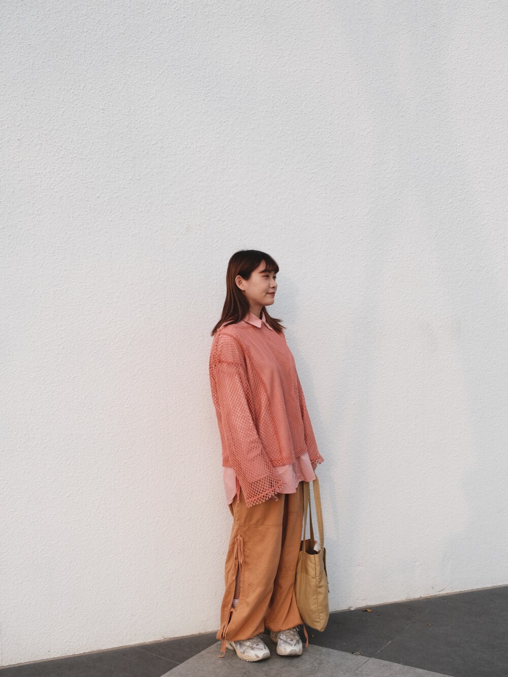 「UNIQLO、moussy、niko and ...、asics、BEAMS」｜「niko and...のアイテム（チノパンツ、オレンジ系）」を使った、Hsuanさん（レディース・157cm）の春コーディネートの2枚目の写真