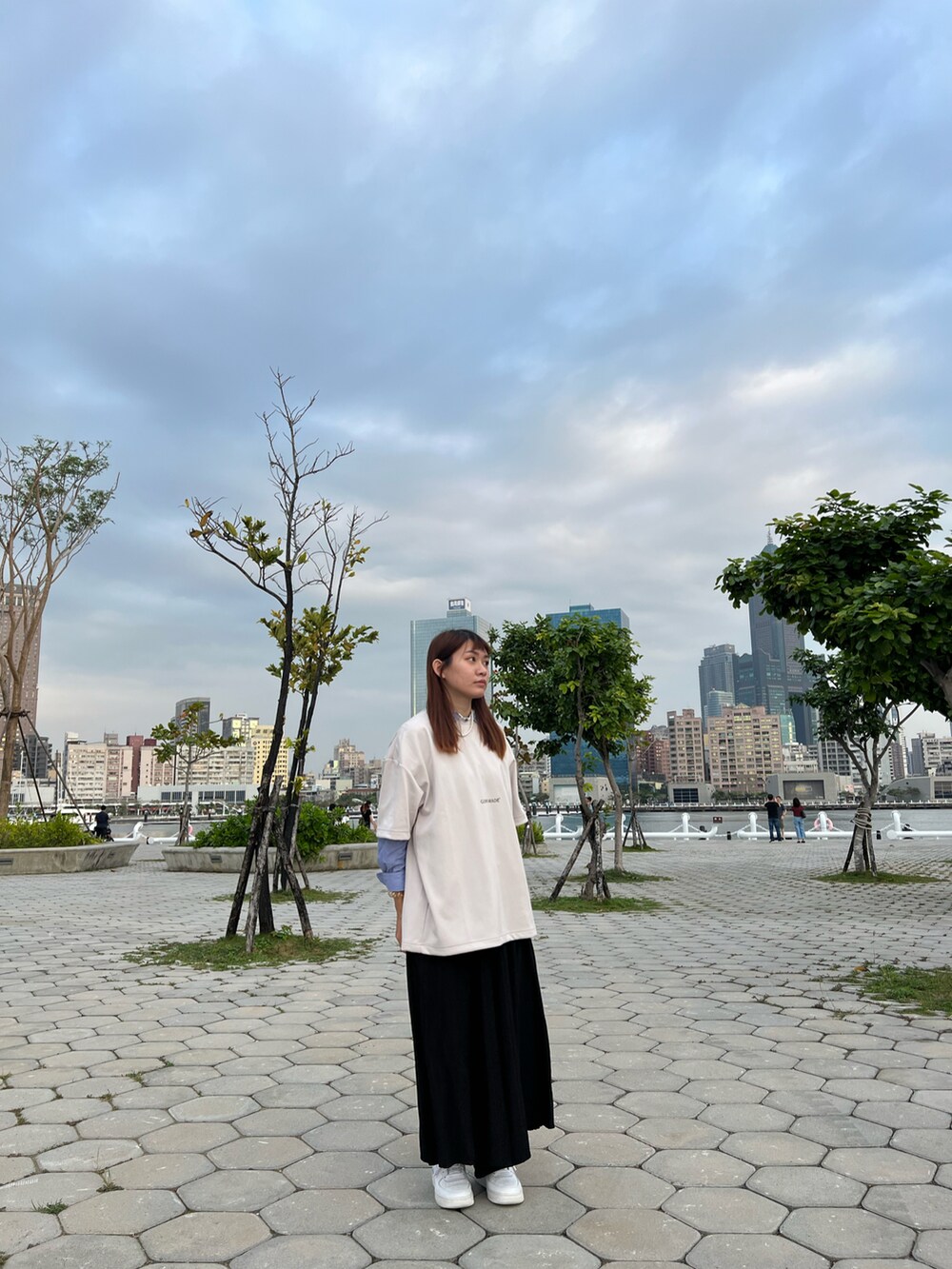 「大港橋」｜「GoopiMadeのアイテム（Tシャツ/カットソー、ベージュ系）」を使った、Hsuanさん（レディース・157cm）の春コーディネートの2枚目の写真