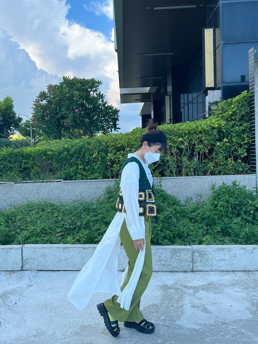 「The Buttersのアイテム（Tシャツ/カットソー、ホワイト系）」を使った、Hsuanさん（レディース・157cm）の春コーディネートの3枚目の写真