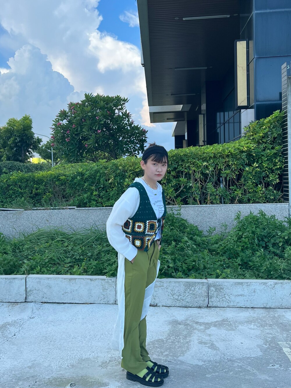 「The Buttersのアイテム（Tシャツ/カットソー、ホワイト系）」を使った、Hsuanさん（レディース・157cm）の春コーディネートの2枚目の写真