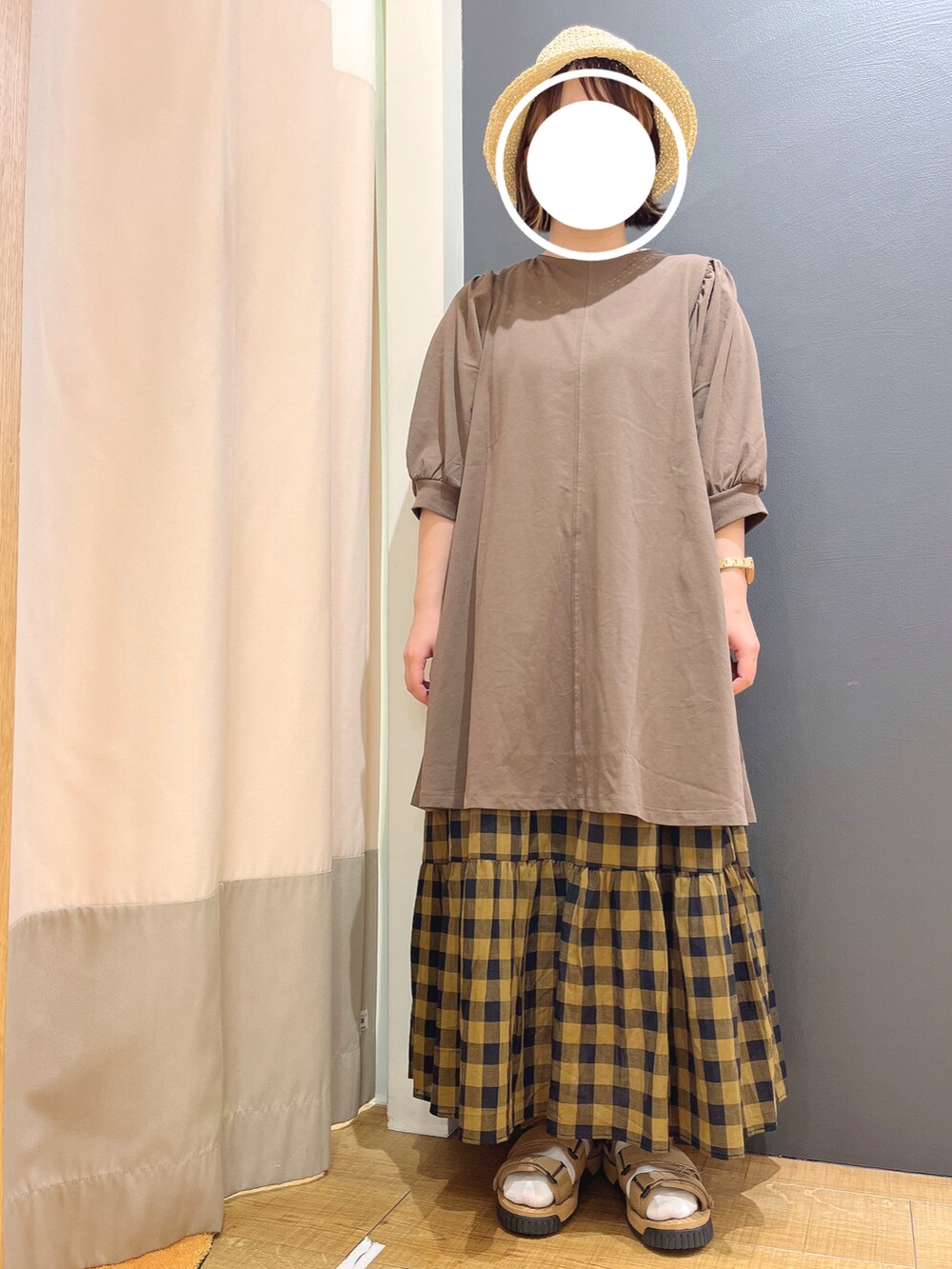 ベージュ系のサンダル、イエロー系のスカート、ブラウン系のトップスを着用したレディースの夏コーディネートの2枚目の写真