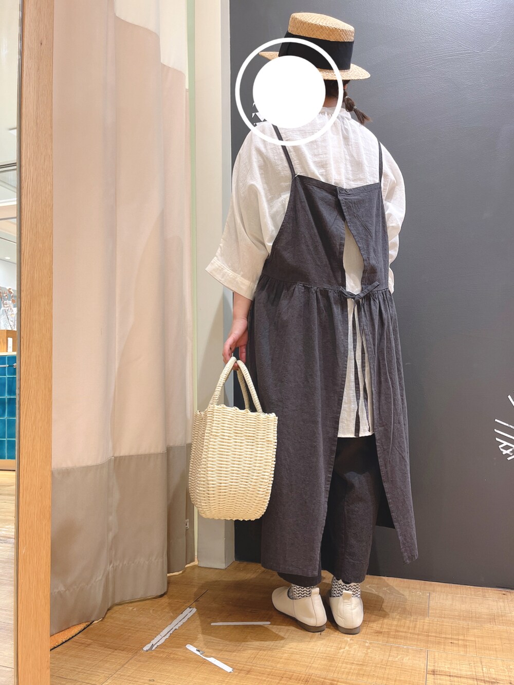 「大人カジュアル、シンプル、夏コーデ、低身長、モノトーン、サマンサモスモス(Samansa Mos2)、エプロン、ナチュラル、カンカン帽、チュニック、ママコーデ」|「Samansa Mos2の太リボンカンカン帽(ハット、ブラック系)」を使った、モ モ コさん(レディース・150cm)の春コーディネートの2枚目の写真