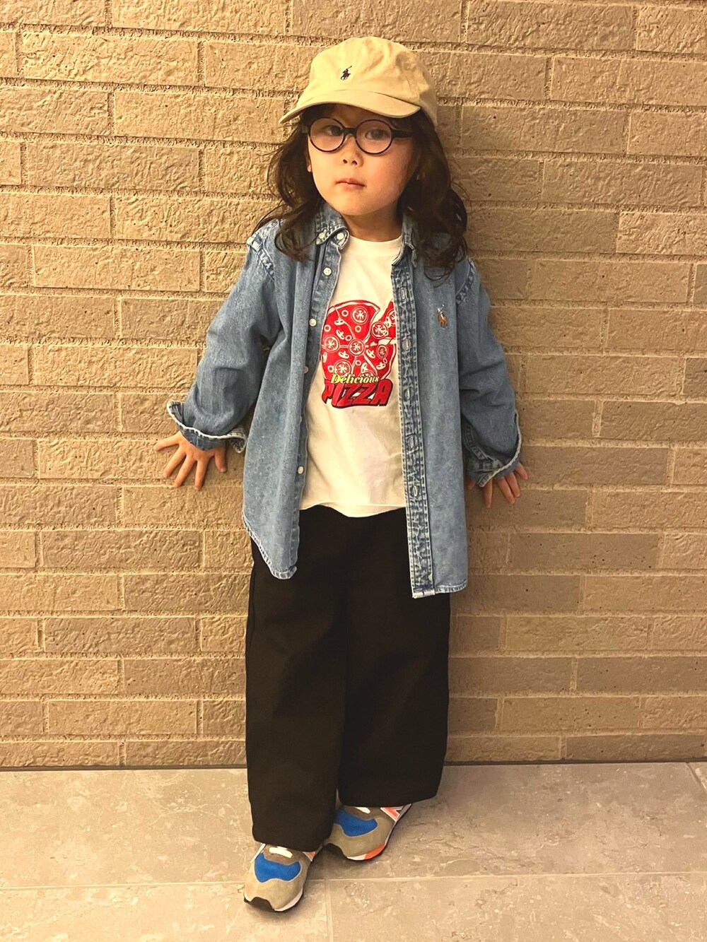 ブルー系のシャツ/ブラウス、ホワイト系のTシャツ/カットソー、ブラック系のその他パンツを着用したメンズの秋コーディネートの5枚目の写真