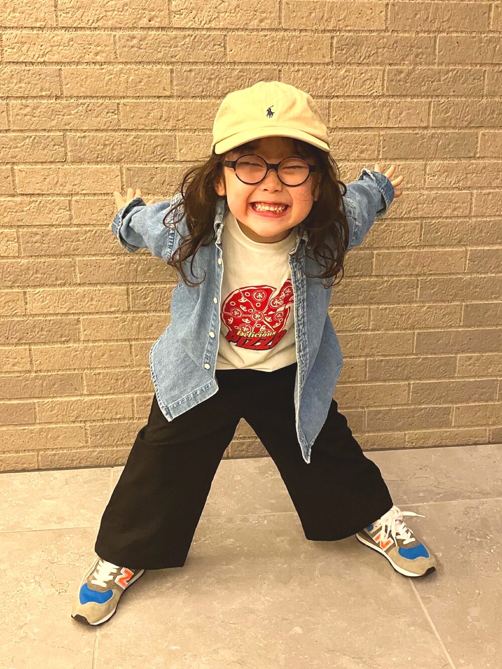 ブルー系のシャツ/ブラウス、ホワイト系のTシャツ/カットソー、ブラック系のその他パンツを着用したメンズの秋コーディネートの3枚目の写真