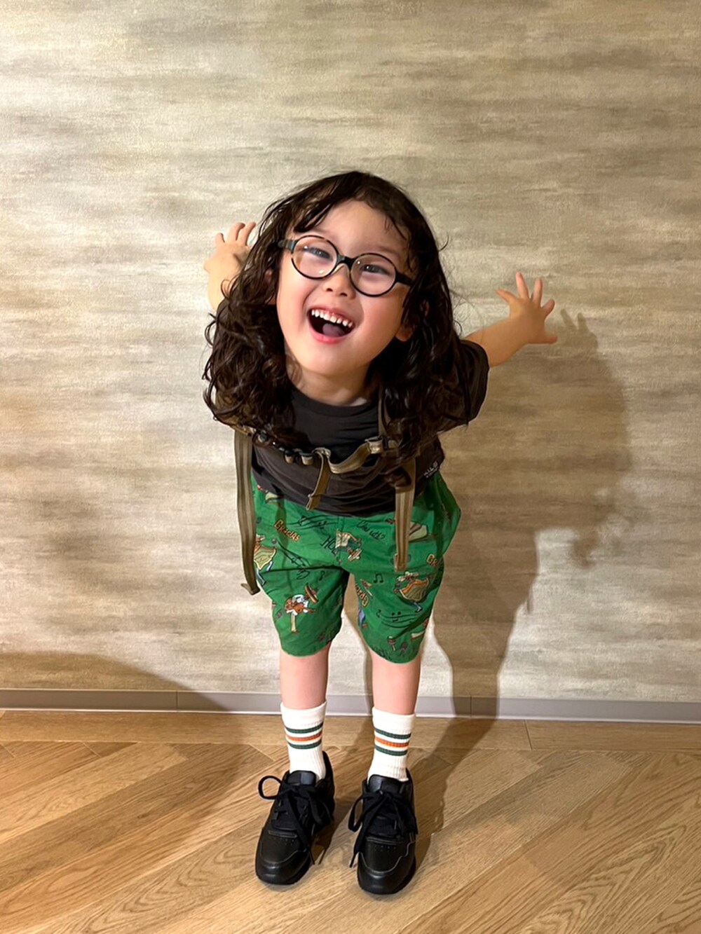 グリーン系のその他パンツ、ブラック系のTシャツ/カットソー、ベージュ系のバックパック/リュックを着用したメンズの秋コーディネートの5枚目の写真