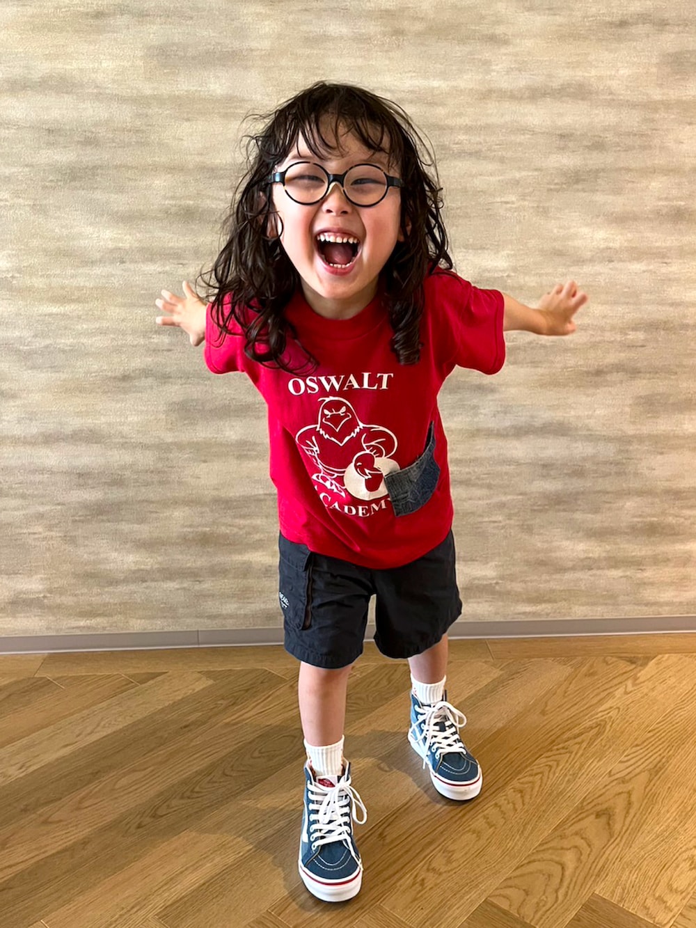 レッド系のTシャツ/カットソー、ブルー系のスニーカー、ブラック系のその他パンツを着用したメンズの秋コーディネートの4枚目の写真
