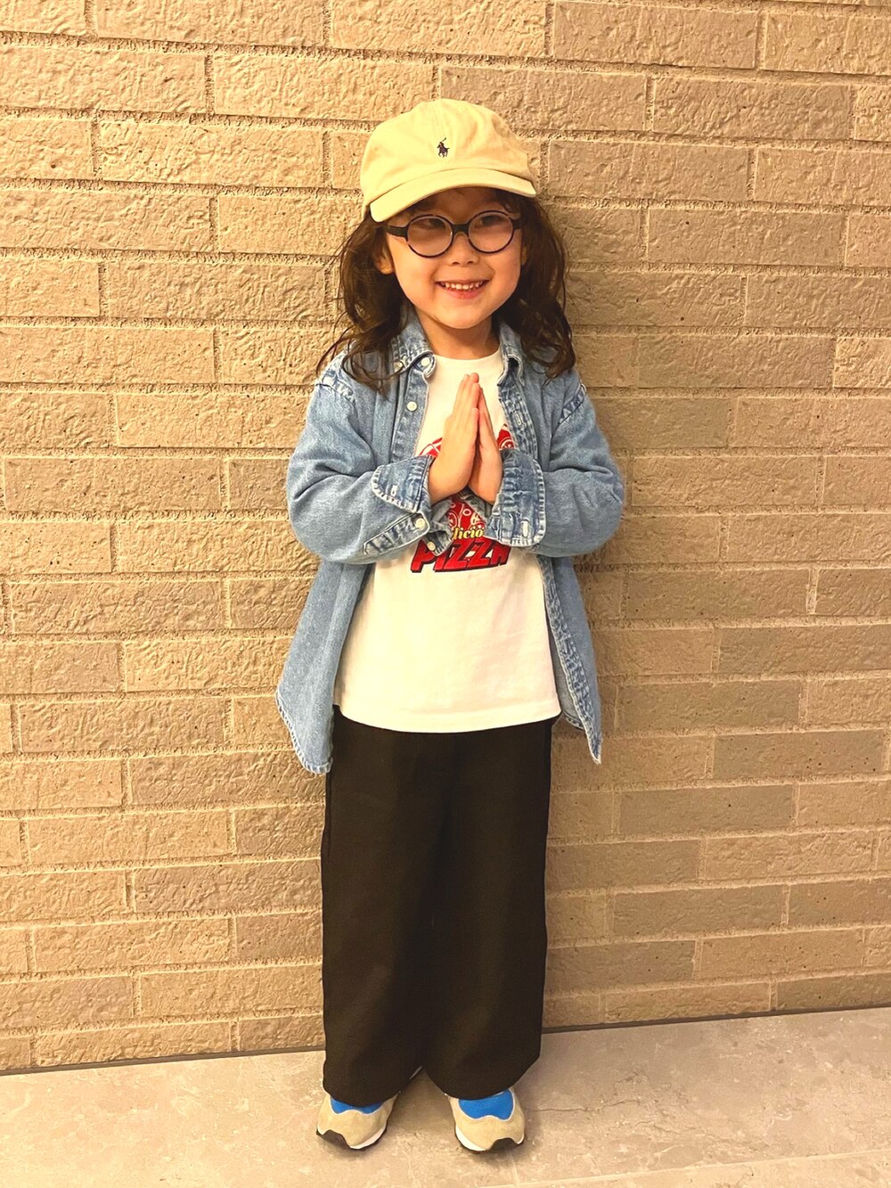 ブルー系のシャツ/ブラウス、ホワイト系のTシャツ/カットソー、ブラック系のその他パンツを着用したメンズの秋コーディネートの4枚目の写真