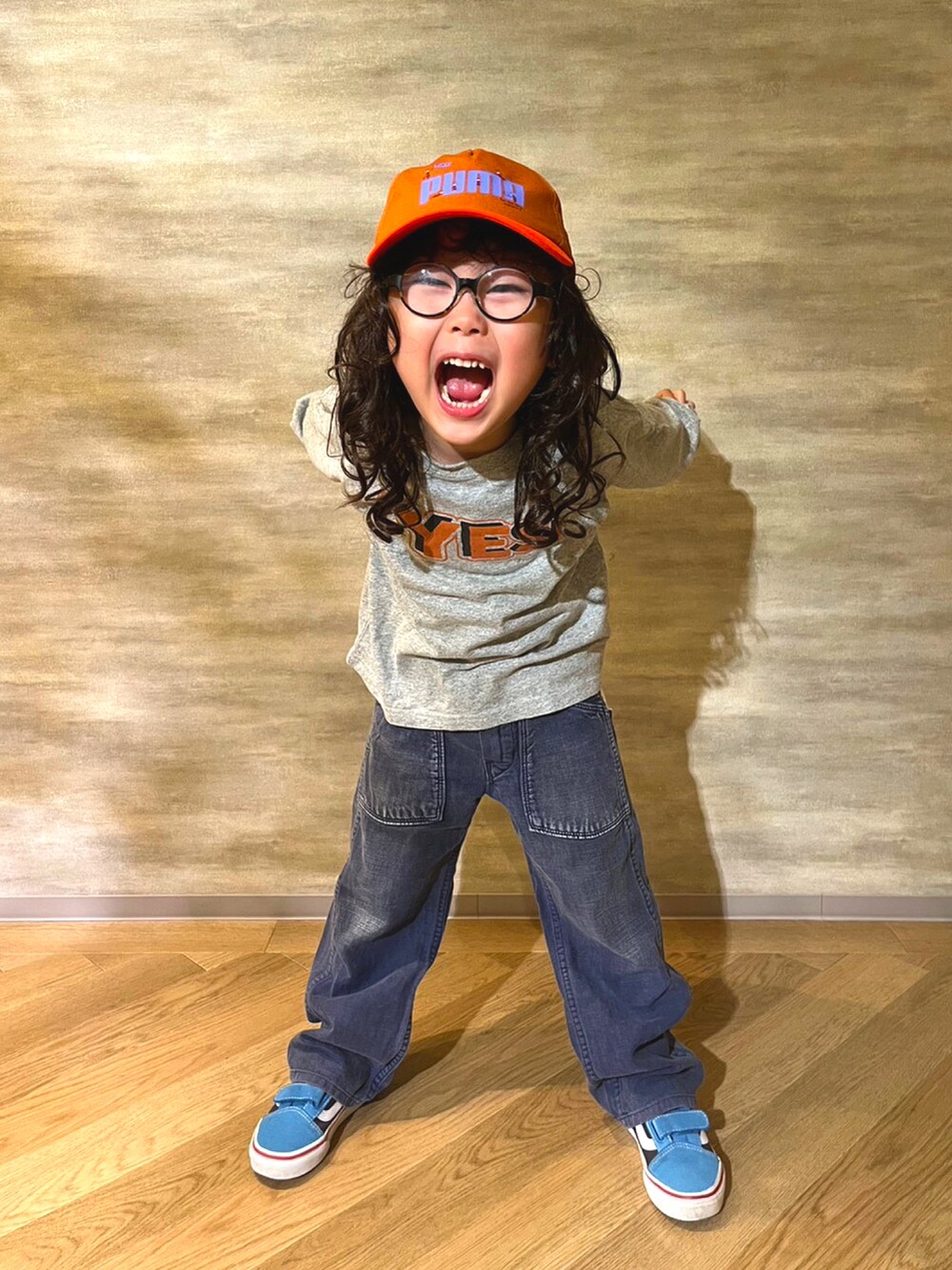 グレー系のTシャツ/カットソー、ブルー系のデニムパンツ、ブルー系のスニーカーを着用したメンズの秋コーディネートの5枚目の写真