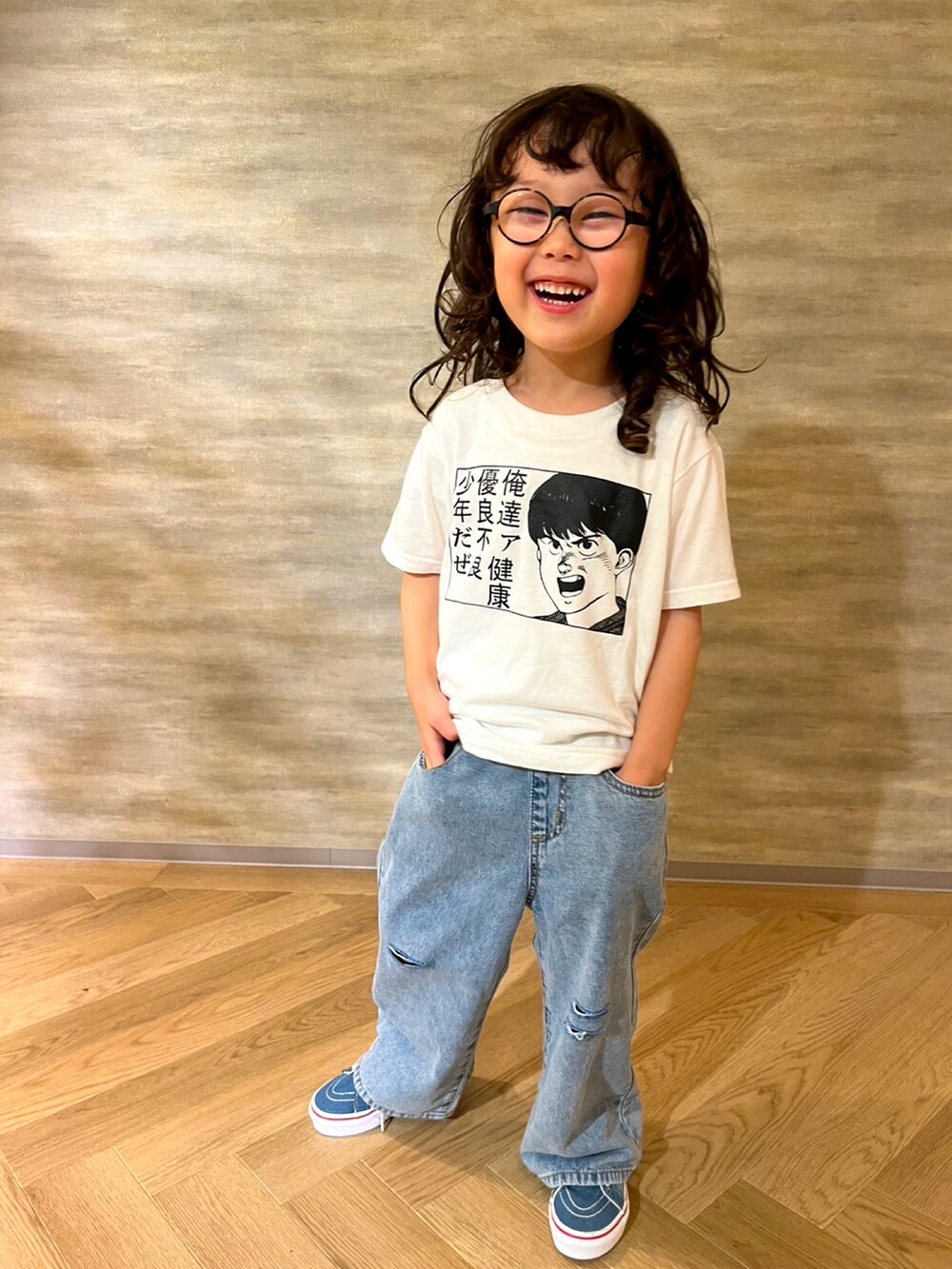 ブラック系のカーディガン/ボレロ、ホワイト系のTシャツ/カットソー、ブルー系のデニムパンツを着用したメンズの秋コーディネートの2枚目の写真