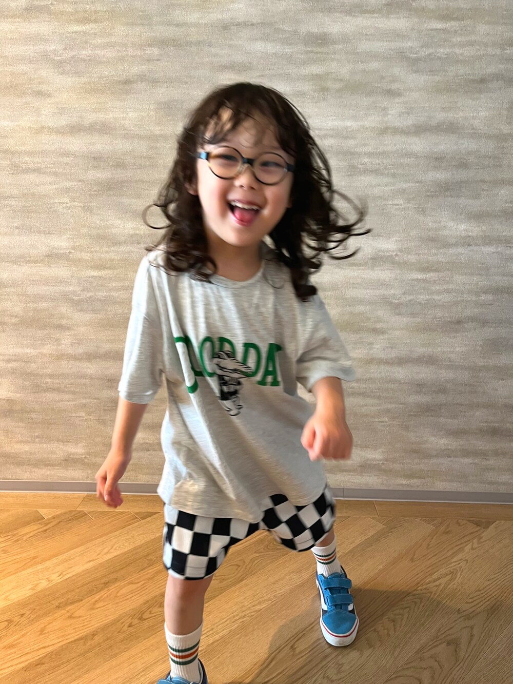 グレー系のTシャツ/カットソー、ブラック系のその他パンツ、ブルー系のスニーカーを着用したメンズの秋コーディネートの4枚目の写真