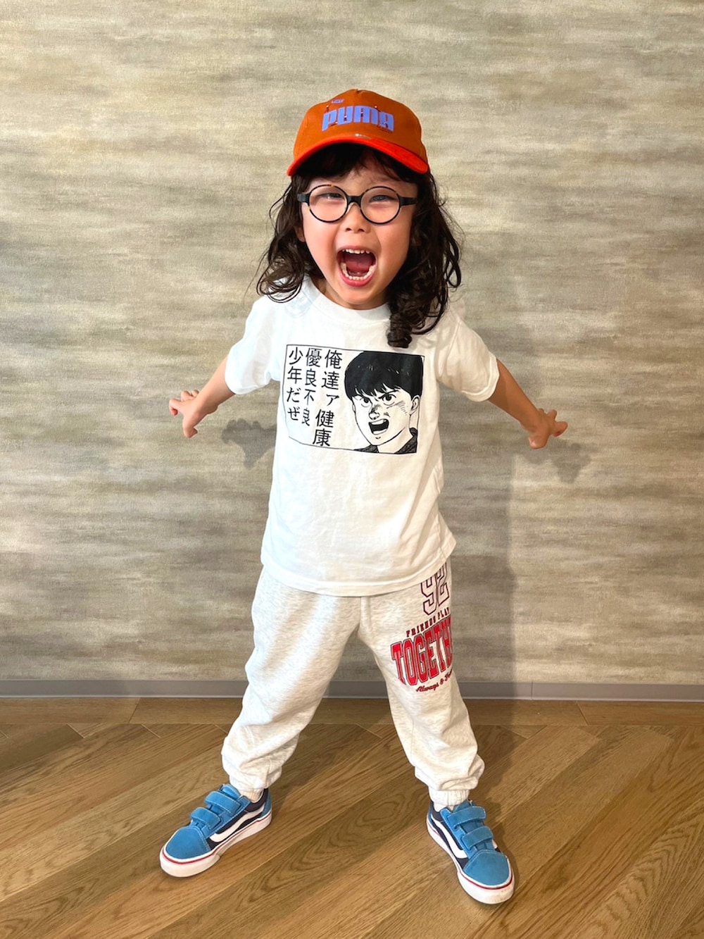 ホワイト系のTシャツ/カットソー、グレー系のスウェットパンツ、ブルー系のスニーカーを着用したメンズの秋コーディネートの5枚目の写真