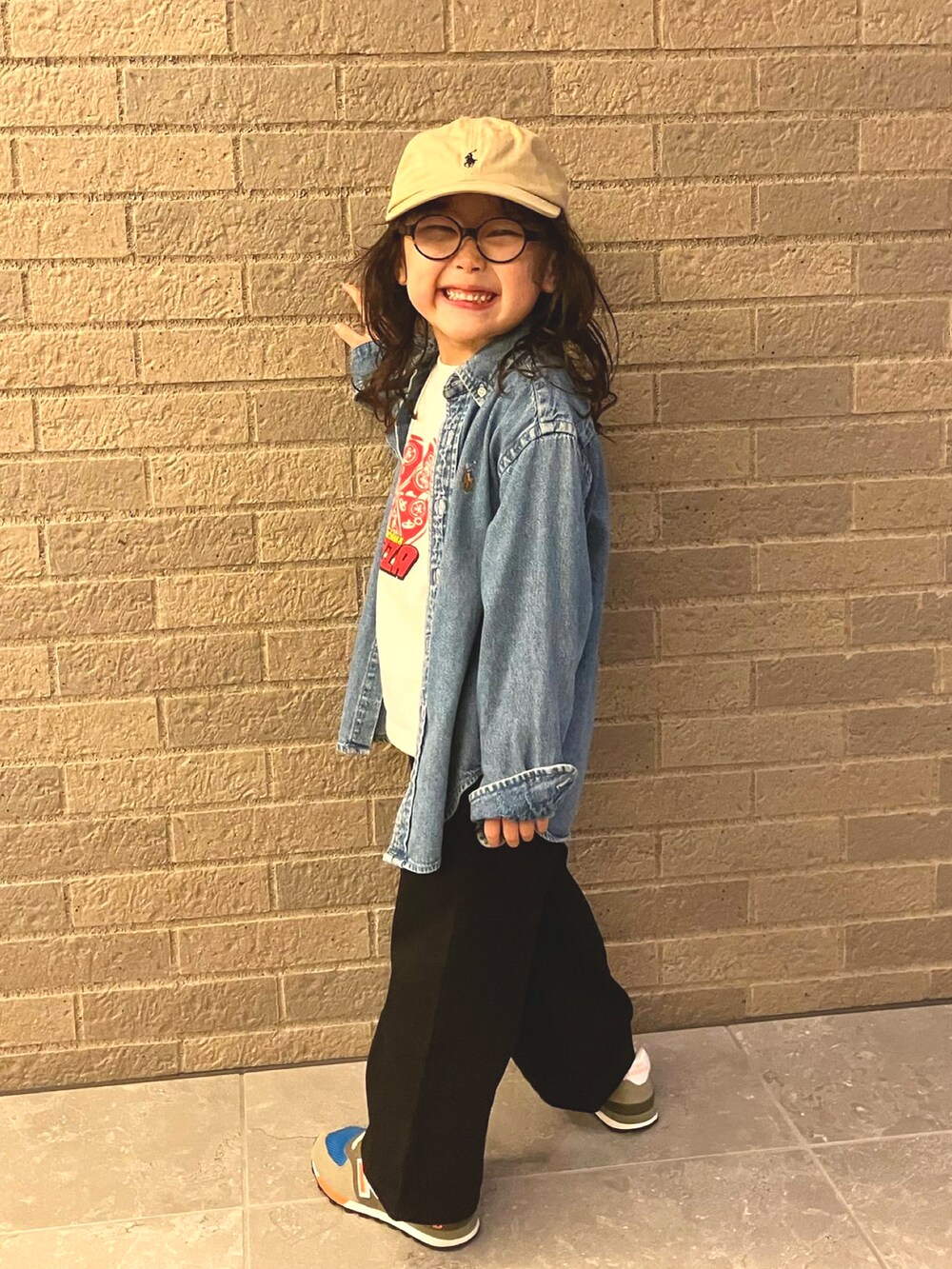 ブルー系のシャツ/ブラウス、ホワイト系のTシャツ/カットソー、ブラック系のその他パンツを着用したメンズの秋コーディネートの2枚目の写真