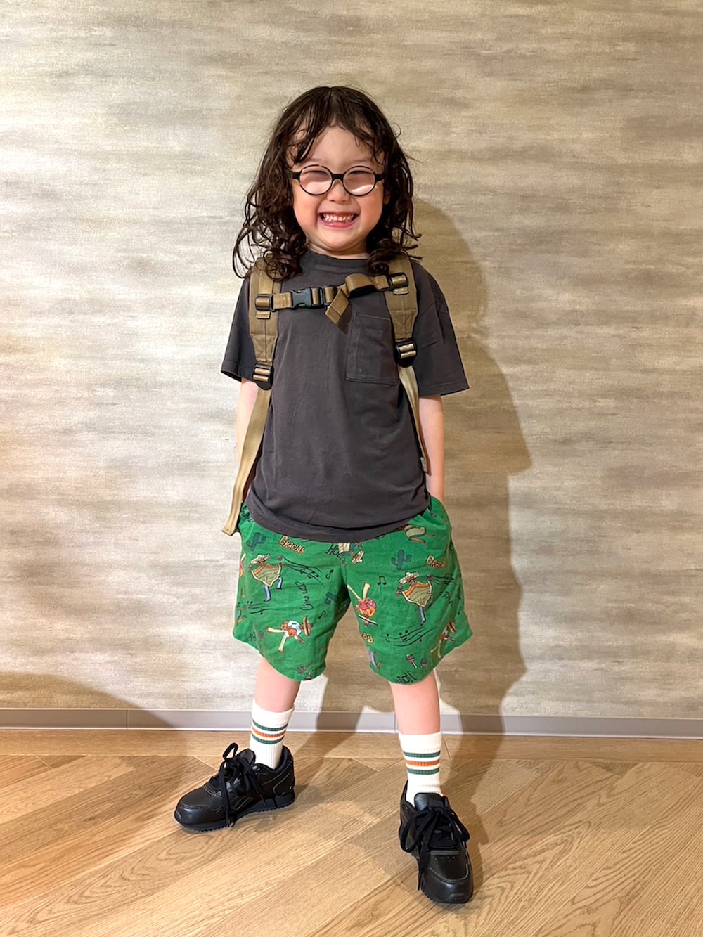 グリーン系のその他パンツ、ブラック系のTシャツ/カットソー、ベージュ系のバックパック/リュックを着用したメンズの秋コーディネートの2枚目の写真