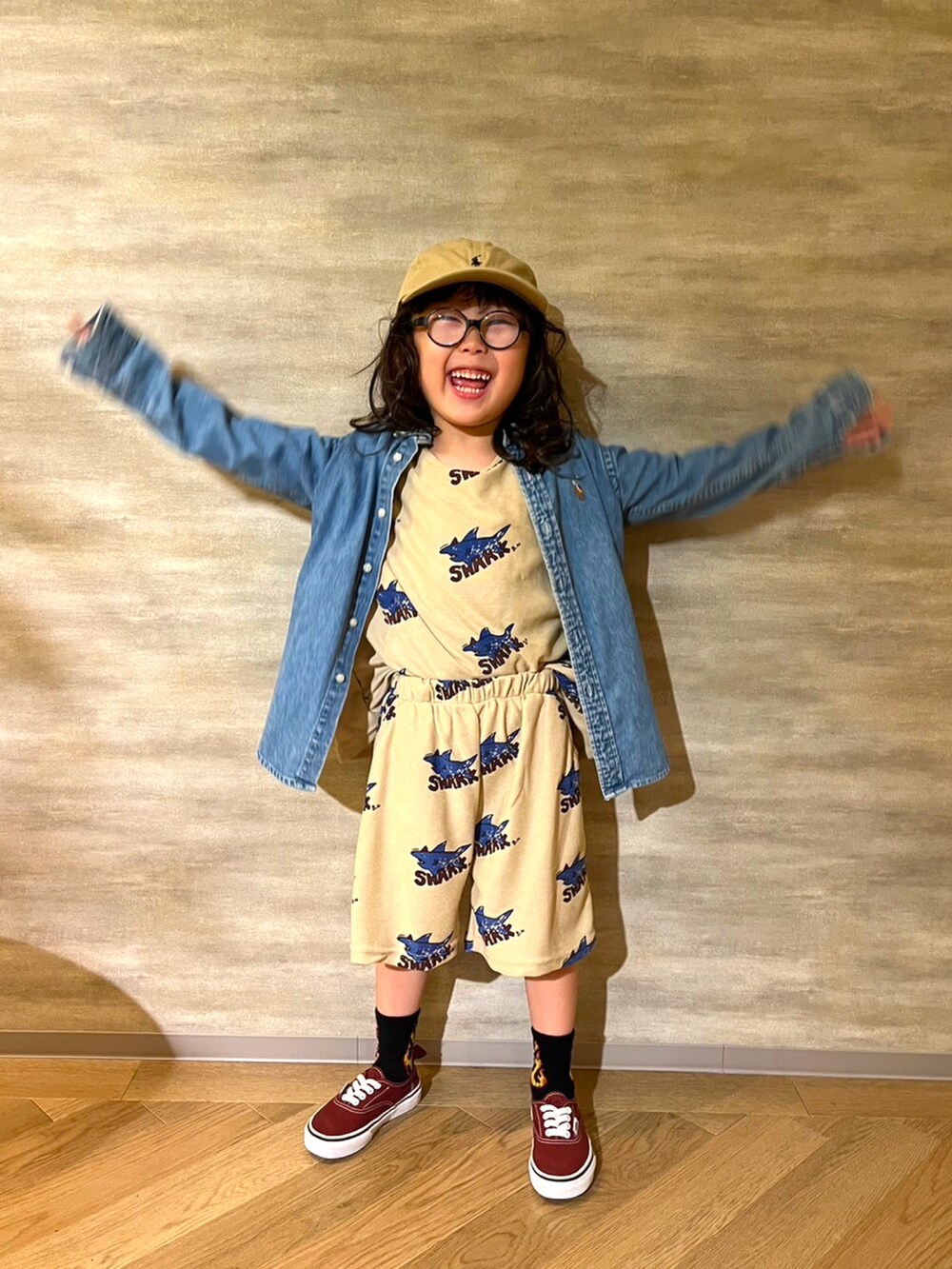 ベージュ系のTシャツ/カットソー、ブルー系のシャツ/ブラウス、レッド系のスニーカーを着用したメンズの秋コーディネートの3枚目の写真