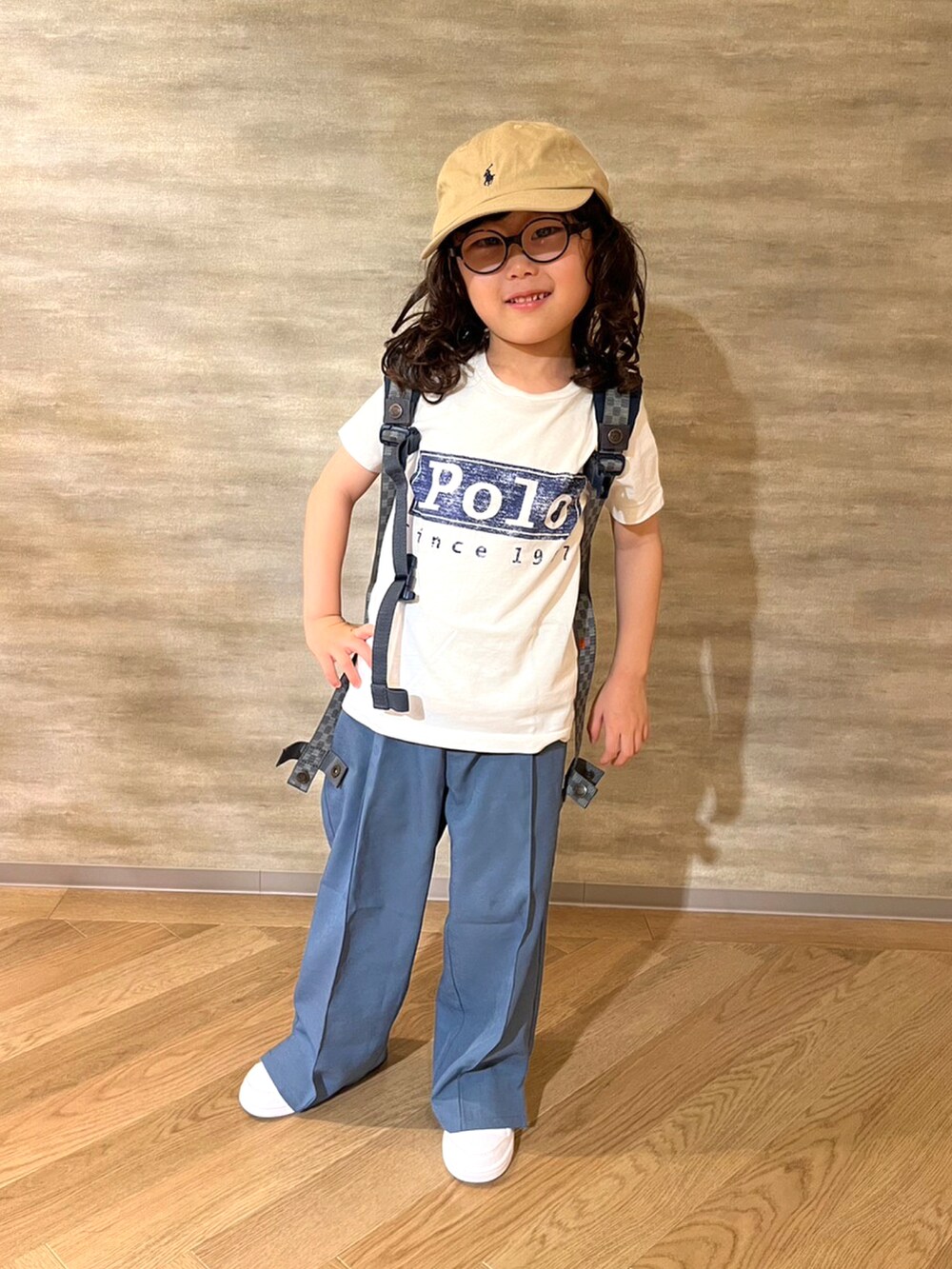 ホワイト系のTシャツ/カットソー、グレー系のスラックス、ホワイト系のスニーカーを着用したメンズの秋コーディネートの3枚目の写真