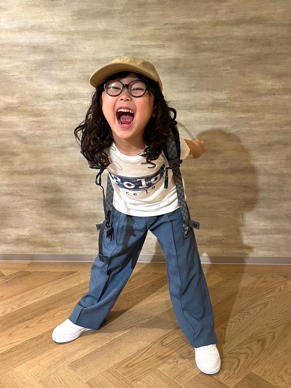 ホワイト系のTシャツ/カットソー、グレー系のスラックス、ホワイト系のスニーカーを着用したメンズの秋コーディネートの5枚目の写真