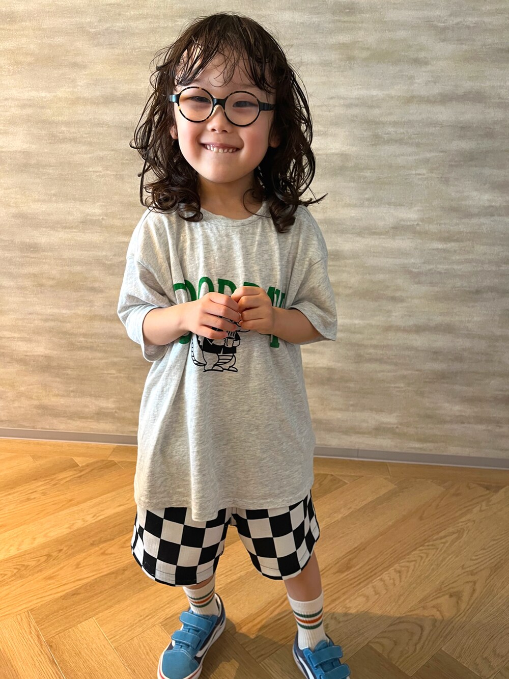 グレー系のTシャツ/カットソー、ブラック系のその他パンツ、ブルー系のスニーカーを着用したメンズの秋コーディネートの3枚目の写真