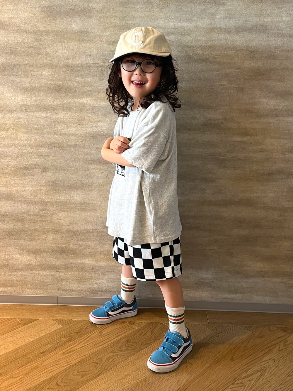 グレー系のTシャツ/カットソー、ブラック系のその他パンツ、ブルー系のスニーカーを着用したメンズの秋コーディネートの2枚目の写真