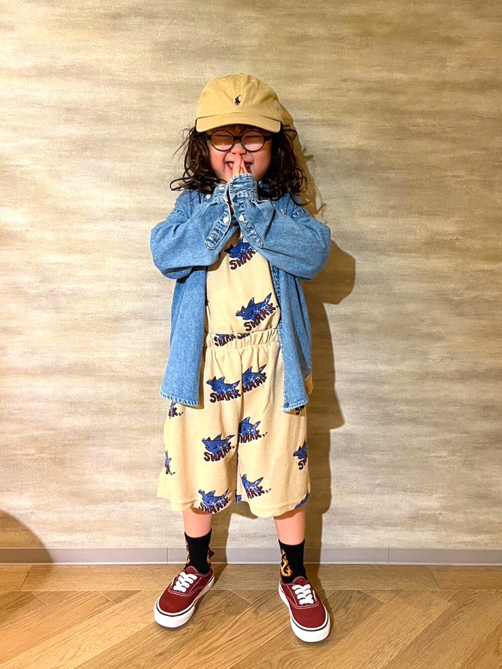ベージュ系のTシャツ/カットソー、ブルー系のシャツ/ブラウス、レッド系のスニーカーを着用したメンズの秋コーディネートの4枚目の写真